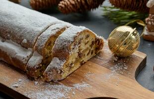 Natal pastelaria roubado borrifado com em pó açúcar em a mesa, festivo sobremesa foto