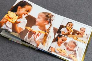 crianças foto livro, crianças comer pizza