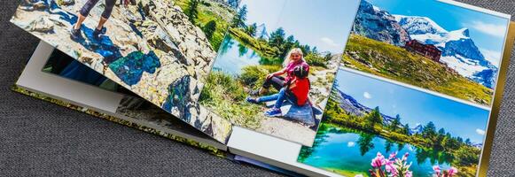a photobook aberto, viagem dentro Suíça, em cinzento fundo foto