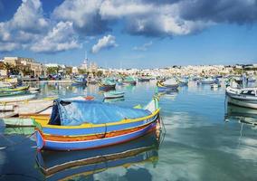 porto de marsaxlokk e barcos de pesca mediterrâneos tradicionais em malta foto