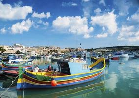 porto de marsaxlokk e barcos de pesca mediterrâneos tradicionais em malta foto