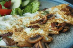 ovo omelete com cogumelo servido com fresco salada foto