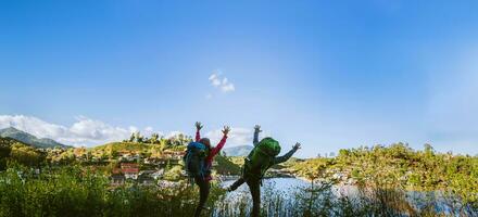 amantes, mulheres e homens asiáticos viajam relaxam no feriado. levante-se olhando a paisagem nas montanhas. feliz com turismo relaxante. foto