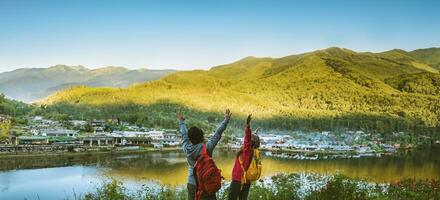 amantes, mulheres e homens asiáticos viajam em holiday.travel relax, natural touch rural, in Thailand. foto