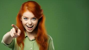 animado jovem mulher sorridente e apontando índice dedo acima às cópia de espaço expressando Uau emoção em verde fundo. generativo ai. foto