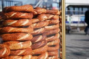 turco bagel simit vendendo às taqsim quadrado dentro uma furgão foto