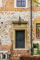 antigo porta dentro a medieval castelo foto