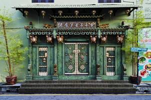 arquitetura de fachada de edifício tradicional chinês em penang, malásia foto