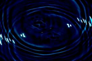 desfocar borrado transparente azul colori Claro calma água superfície textura com salpicos reflexão. na moda abstrato natureza fundo. água ondas dentro luz solar com cópia de espaço. azul aguarela brilhar. foto