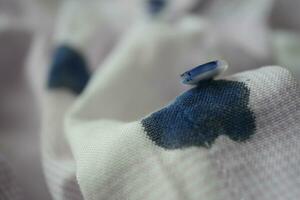 branco camisa com azul tinta mancha . foto