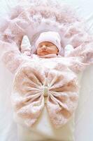 fechar acima retrato do adorável dormindo recém-nascido bebê menina foto
