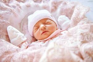 fechar acima retrato do adorável dormindo recém-nascido bebê menina foto