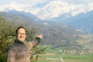 meio era homem desfrutando montanha caminhar em uma agradável ensolarado dia, imagem ocupado dentro valais, Suíça foto