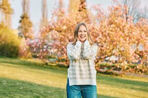 ao ar livre retrato do jovem feliz loiro mulher dentro Primavera parque, emocional fêmea modelo tendo Diversão em ensolarado caloroso dia foto