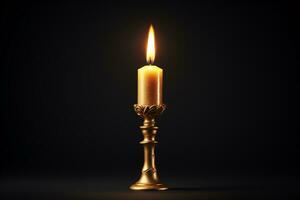 uma vintage vela queimando dentro a Antiguidade dourado castiçal é conjunto contra uma Preto pano de fundo. foto