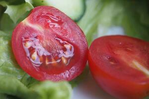 fresco cereja tomate fatias em uma prato foto