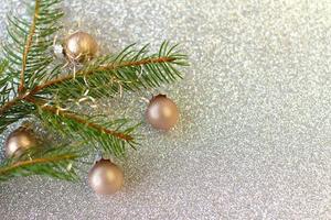 fundo de decoração de natal ou ano novo galhos de árvores de peles, bolas de vidro coloridas em fundo preto grunge com espaço de cópia foto