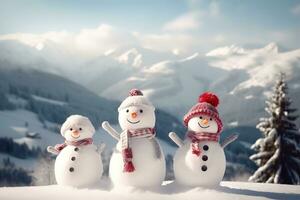 ai gerado três bonecos de neve em pé dentro frente do uma montanha foto