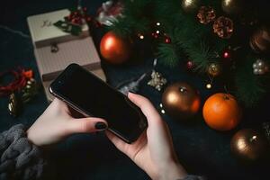 ai gerado uma mulher segurando uma Smartphone Próximo para uma Natal árvore foto