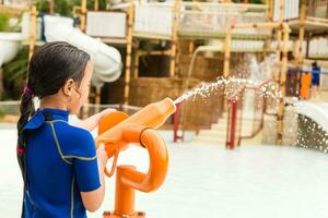a crianças jogando dentro água atrações dentro sião Parque aquático dentro tenerife, Espanha. a sião é a maior água tema parque dentro Europa. foto