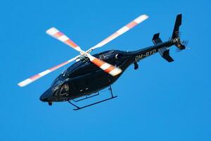 governo polícia helicóptero às aeroporto. aviação e aeronaves. comercial e geral aviação. aviação indústria. mosca e vôo. foto