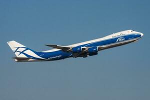 carga aérea companhias aéreas boeing 747-8 vq-bgz carga avião saída e levar fora às hong kong chek colo kok aeroporto foto