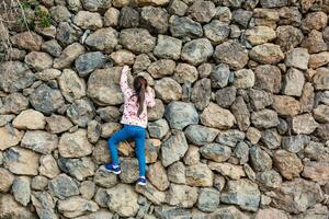 menina em a pedra parede foto