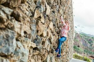 menina em a pedra parede foto