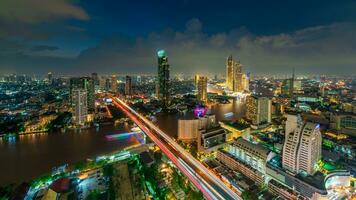 tarde Visão com o negócio edifícios ao longo a rio às Bangkok, Tailândia foto