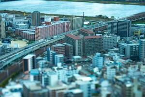 uma miniatura paisagem urbana perto iodo rio dentro Osaka foto