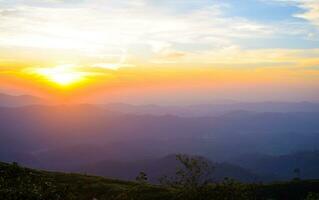 pôr do sol em topo do a montanha foto