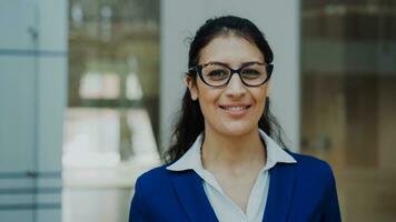 retrato do bem sucedido empresária dentro óculos sorridente dentro moderno escritório dentro de casa foto