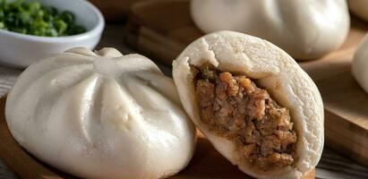 chinês comida, baozi é uma tradicional delicadeza dentro China, pão Comida fotografia tão tentador, delicioso baozi, chinês cozido no vapor carne pão é pronto para comer em servindo prato e vaporizador foto