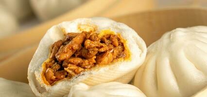 chinês comida, baozi é uma tradicional delicadeza dentro China, pão Comida fotografia tão tentador, delicioso baozi, chinês cozido no vapor carne pão é pronto para comer em servindo prato e vaporizador foto