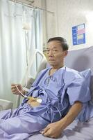 ásia paciente deitado em hospital cama foto