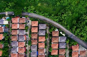 aéreo Visão do casa Vila e verde de Meio Ambiente foto