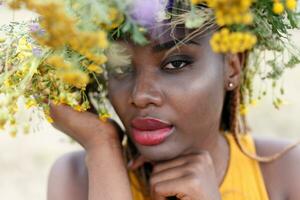 retrato de uma jovem negra, modelo de moda foto