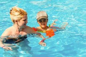 mãe e a filha às piscina, verão feriados foto