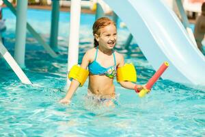 fofa criança pequena menina jogando dentro natação piscina foto