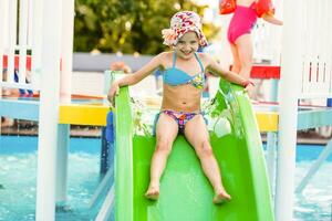 fofa criança pequena menina jogando dentro natação piscina foto