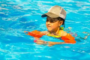 fofa criança pequena menina jogando dentro natação piscina foto