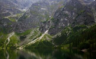 lindo montanha lago. mar olho lago Morskie oko dentro tatras. tatra nacional parque, Polônia. a a maioria lindo Lugar, colocar dentro a montanhas foto