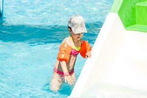 fofa criança pequena menina jogando dentro natação piscina foto