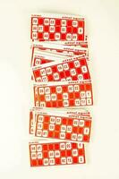 uma pilha do vermelho e branco Bingo cartões foto
