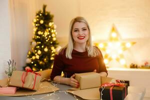 retrato de uma jovem durante os preparativos para o natal em casa foto