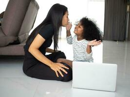 mãe fêmea mulher senhora menina criança criança filho tio mentor afro cabelo jogar Veja alegre dedo mão africano americano tailandês filha feliz apreciar sorrir interior casa casa vivo quarto estilo de vida bebê educar foto