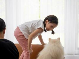 criança criança menina mulher fêmea pessoa humano bonita lindo jogar animal gato cachorro branco cor Diversão apreciar estilo de vida cachorro família amizade amor casa casa condomínio hotel sofá cama atividade gramado juntos foto