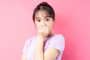 retrato de jovem asiática em fundo rosa foto