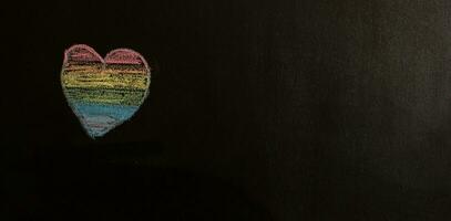 arco Iris coração desenhado em uma quadro-negro. lgbtq. cópia de espaço. bandeira. foto