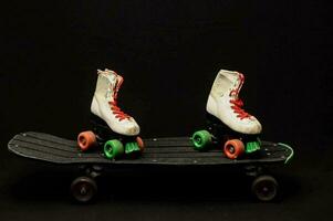dois rolo patins em topo do uma skate foto